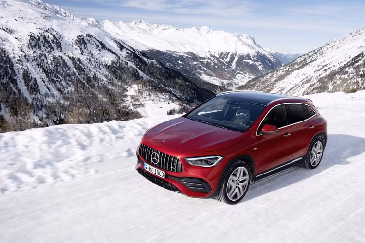 Với tên gọi đầy đủ - Mercedes-AMG GLA 35 4MATIC, chiếc SUV thể thao này trở thành thành viên thứ 7 trong dòng sản phẩm hiệu năng cao cỡ nhỏ của nhà sản xuất ô tô nước Đức nhận được ký hiệu ‘35’ cùng với chiếc A-Class hatchback và sedan (bao gồm biến thể L tại Trung Quốc), CLA Coupe, CLA Shooting Brake và chiếc SUV GLB.