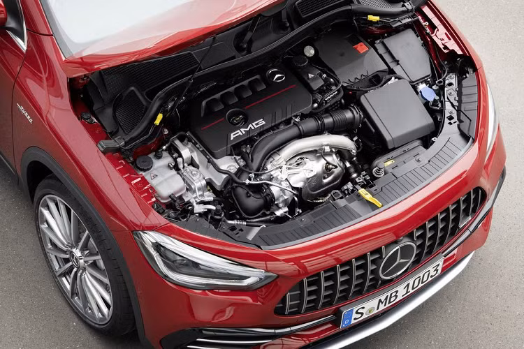 Tương tự như thế hệ đàn anh, Mercedes-AMG GLA 35 2021 mới sở hữu khối động cơ 2.0 lít 4 xy lanh Turbo, sản sinh công suất 302 mã lực tại 5.800 vòng/phút và mô-men xoắn cực đại 400 Nm tại dải vòng tua từ 3.000 tới 4.000 vòng/phút.