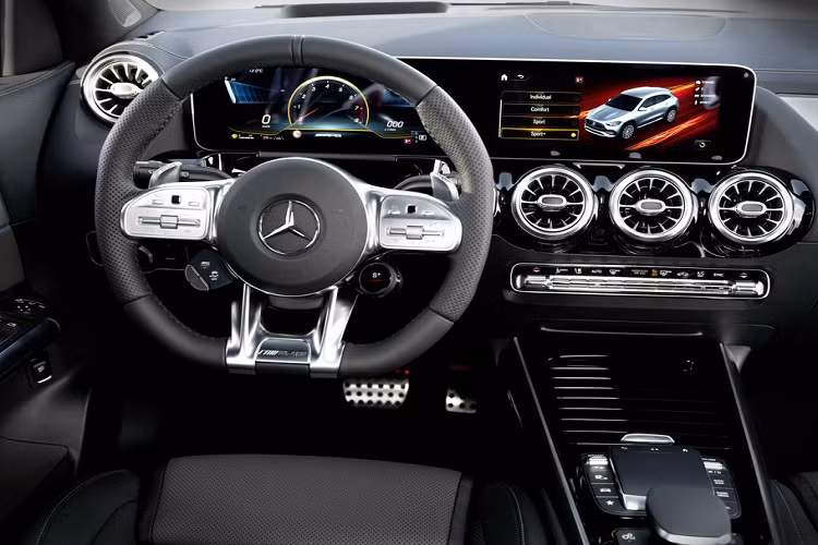 Về tính năng, Mercedes-AMG GLA 35 xuất hiện với 5 chế độ lái từ AMG Dynamic Select bao gồm Slippery, Comfort, Sport, Sport+ và Individual. Xe còn được trang bị hệ thống lái linh hoạt AMG Dynamics, khả năng vào cua cũng như hệ thống phanh nâng cấp, hệ thống treo AMG tối ưu hóa khi đánh lái ở tốc độ cao. Cuối cùng, khách hàng cũng có thể bổ sung cho GLA 35 tùy chọn hệ giảm chấn thích ứng AMG Ride Control.