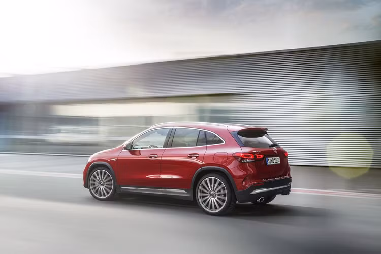 Về hiệu năng, tính năng ‘launch control’ Race-Start tiêu chuẩn cho phép chiếc SUV AMG thể thao này tăng tốc từ 0 lên 100 km/h chỉ trong 5.1 giây, trước khi đạt tốc độ tối đa sau giới hạn điện tử - 250 km/h.