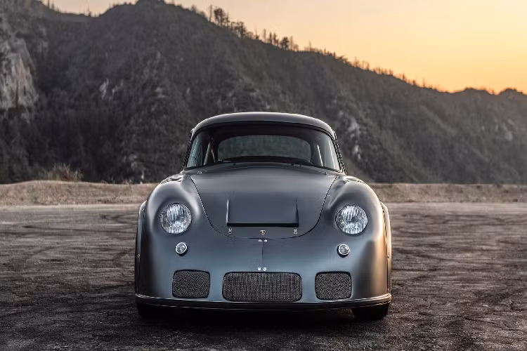 Thiết kế đầu xe Porsche 356 RSR 1960 Emory Motorsports. Chiếc xe là ví dụ điển hình về tay nghề của những người thợ máy chuyên lắp ráp bằng tay. Các bộ phận như thân xe, đầu xe, nắp động cơ và mui xe bằng nhôm đều được xử lý bằng tay, riêng nắp động cơ còn được lắp bản lề bằng thép không rỉ làm riêng.