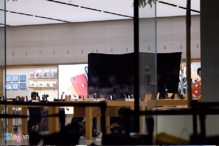 Apple Store vỗ tay chào đón người mua iPhone 11 đầu tiên - Hình 17 Apple Store vo tay chao don nguoi mua iPhone 11 dau tien-Hinh-17
