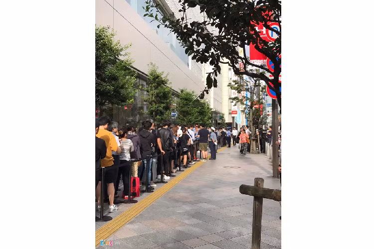 Apple Store vỗ tay chào đón người mua iPhone 11 đầu tiên - Hình 8 Apple Store vo tay chao don nguoi mua iPhone 11 dau tien-Hinh-8