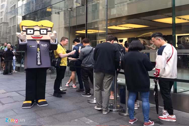 Apple Store vỗ tay chào đón người mua iPhone 11 đầu tiên - Hình 15 Apple Store vo tay chao don nguoi mua iPhone 11 dau tien-Hinh-15