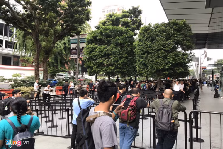 Apple Store vỗ tay chào đón người mua iPhone 11 đầu tiên - Hình 6 Apple Store vo tay chao don nguoi mua iPhone 11 dau tien-Hinh-6