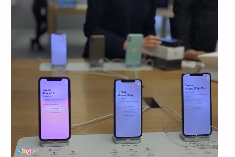 Apple Store vỗ tay chào đón người mua iPhone 11 đầu tiên - Hình 13 Apple Store vo tay chao don nguoi mua iPhone 11 dau tien-Hinh-13