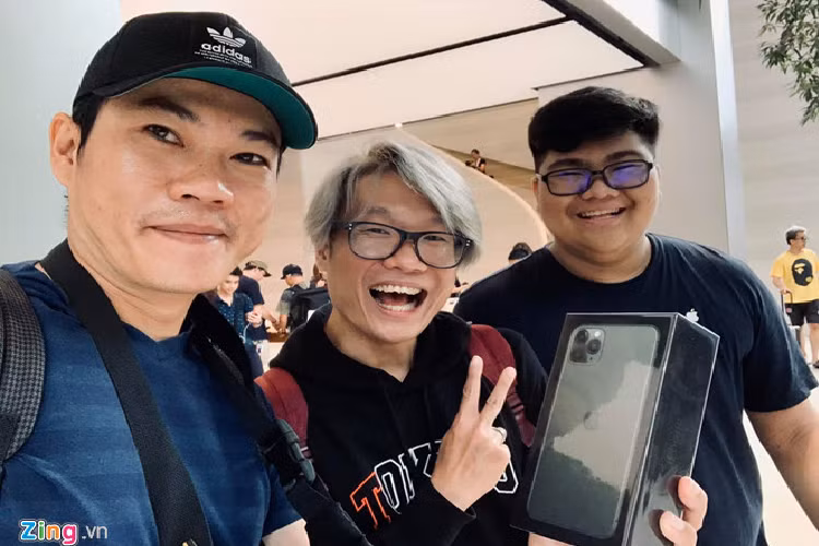Apple Store vỗ tay chào đón người mua iPhone 11 đầu tiên - Hình 4 Apple Store vo tay chao don nguoi mua iPhone 11 dau tien-Hinh-4