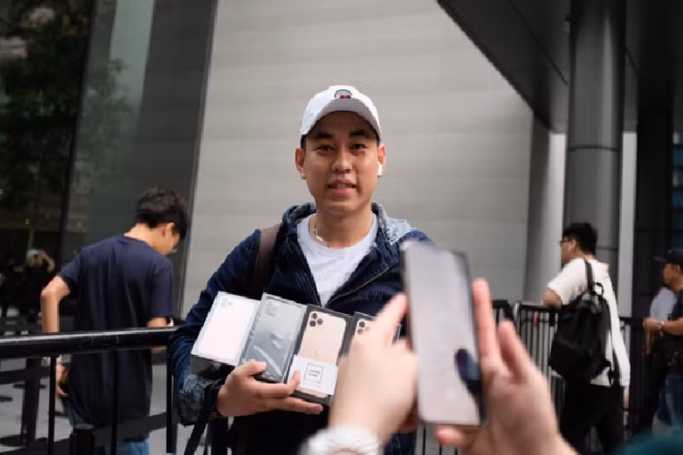 Apple Store vỗ tay chào đón người mua iPhone 11 đầu tiên - Hình 3 Apple Store vo tay chao don nguoi mua iPhone 11 dau tien-Hinh-3