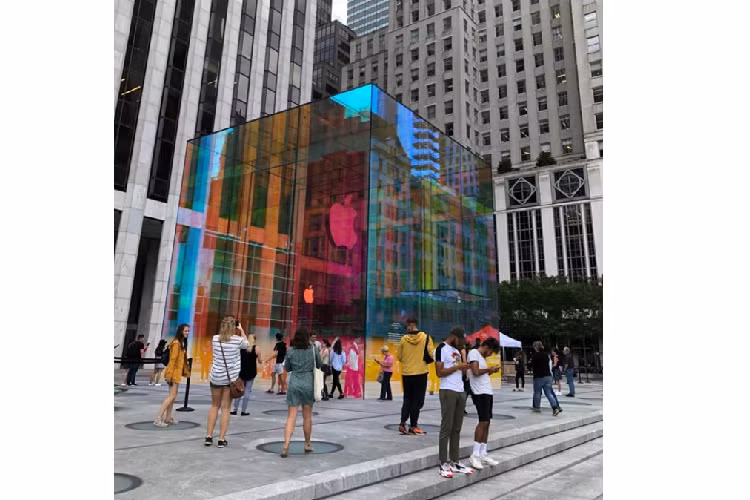 Apple Store vỗ tay chào đón người mua iPhone 11 đầu tiên - Hình 7 Apple Store vo tay chao don nguoi mua iPhone 11 dau tien-Hinh-7