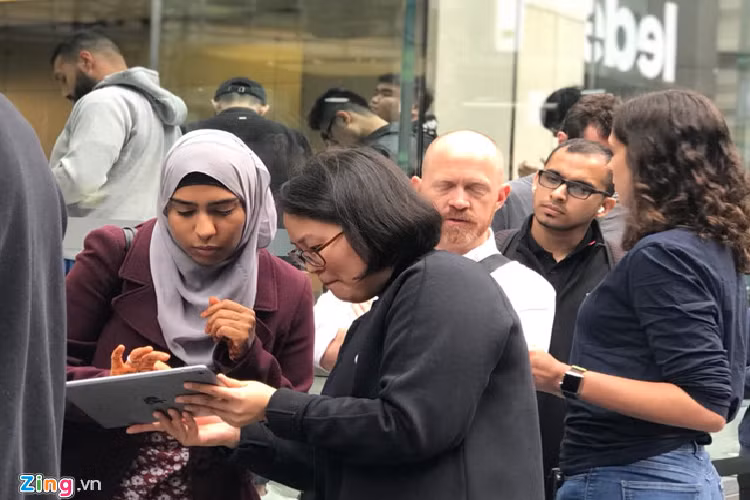 Apple Store vỗ tay chào đón người mua iPhone 11 đầu tiên - Hình 16 Apple Store vo tay chao don nguoi mua iPhone 11 dau tien-Hinh-16