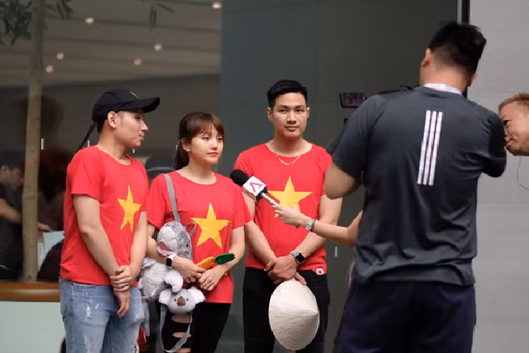 Apple Store vỗ tay chào đón người mua iPhone 11 đầu tiên - Hình 5 Apple Store vo tay chao don nguoi mua iPhone 11 dau tien-Hinh-5