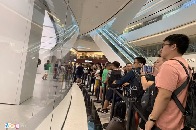 Apple Store vỗ tay chào đón người mua iPhone 11 đầu tiên - Hình 11 Apple Store vo tay chao don nguoi mua iPhone 11 dau tien-Hinh-11