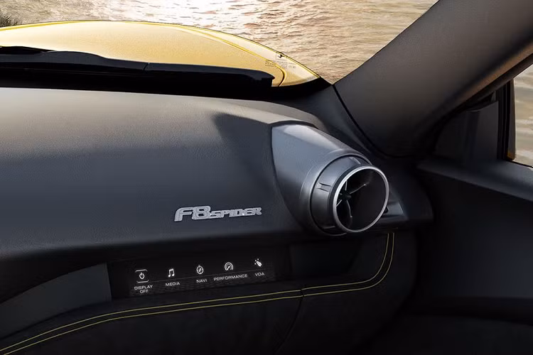 Theo truyền thống các cặp xe coupe và spider, sự khác nhau giữa 2 phiên bản “song sinh” gần như chỉ nằm ở thiết kế mui xe. Nếu mẫu F8 Tributo là thiết kế coupe mui cứng liền, thì F8 Spider có cấu trúc mui xếp cứng RHT (Retractable Hard Top) với mục đích là để giữ trọn vẻ đẹp của xe như bản coupe khi đóng mui.