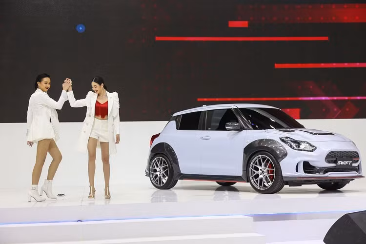 Bắt đầu với thiết kế mặt trước, Suzuki Swift Extreme Concept sở hữu một khuôn mặt hoàn toàn khác biệt với tấm lưới tản nhiệt độc đáo, các khe hút gió chuẩn chỉ, bộ chia gió mới cũng như một nắp ca pô dữ dằn với các khe gió góc cạnh.
