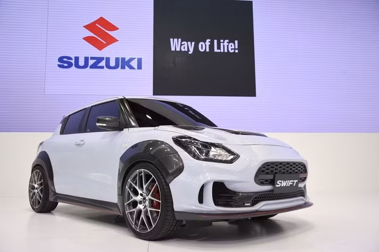 Về bản chất, mẫu xe giá rẻ Suzuki Swift vốn là cái tên để lại một cảm xúc rất riêng, một sự cá tính độc đáo đến từ thiết kế khác biệt so với phần còn lại của thị trường. Nhưng đặc biệt hơn, nhân vật chính trong bài viết này có “ngầu” hơn nhiều với một loại nâng cấp ngoại thất đậm nét.