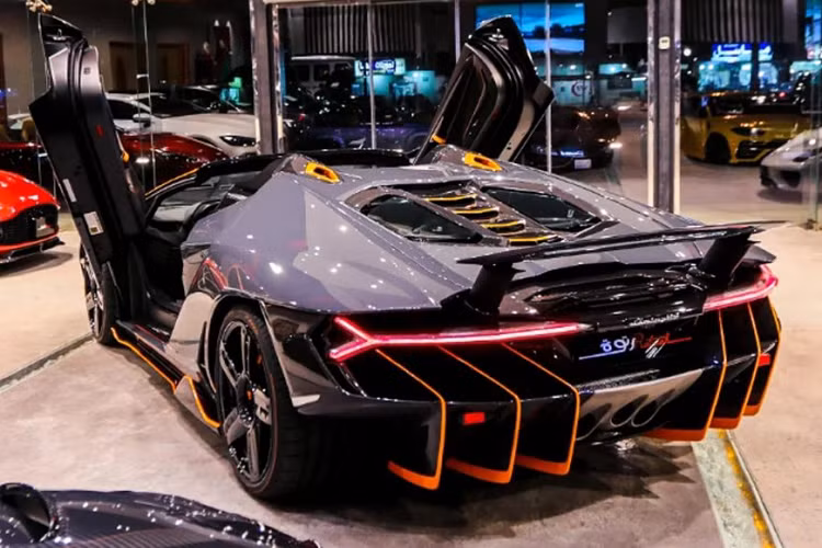 Với phối màu này, xe làm ta nhớ lại phiên bản đặc biệt Murcielago LP650-4 Roadster từng được ra mắt trước đây với màu sơn tương tự.