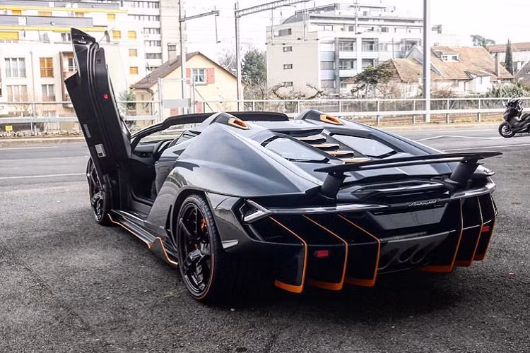 Khi được ra mắt vào cuối năm 2017 tại sự kiện Pebble Beach Concours d’Elegant tại Mỹ, Lamborghini công bố giá bán Roadster Centenario khi đó chỉ 1,9 triệu đô-la.