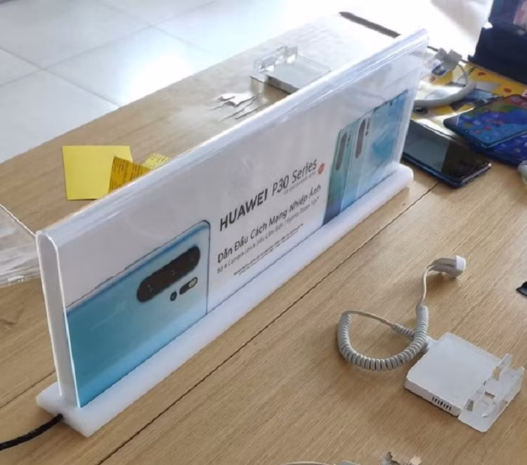 Nhieu cua hang tai Viet Nam go ban trai nghiem dien thoai Huawei