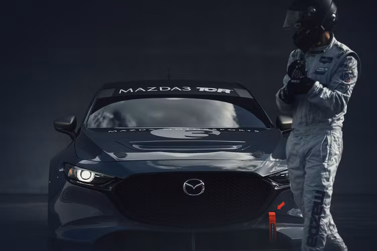Cung cấp sức mạnh cho Mazda3 TCR 2020 là động cơ xăng 4 xy-lanh thẳng hàng (I4) dung tích 2.0L cho công suất tối đa 350 mã lực và mô-men xoắn cực đại 490Nm. Sức mạnh truyền xuống cầu trước (FWD) thông qua hộp số tuần tự 6 cấp Sadev hoặc Xtrac với lẫy chuyển số.
