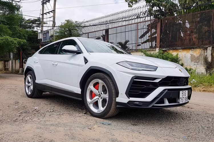 Lamborghini Urus được trang bị động cơ tăng áp kép V8 4.0L, sản sinh công suất 641 mã lực và mô-men xoắn 850 Nm. Sức mạnh này giúp Urus tăng tốc 0-100 km/h trong 3,6 giây trước khi đạt tốc độ tối đa 305 km/h. Ảnh: TNTBros.