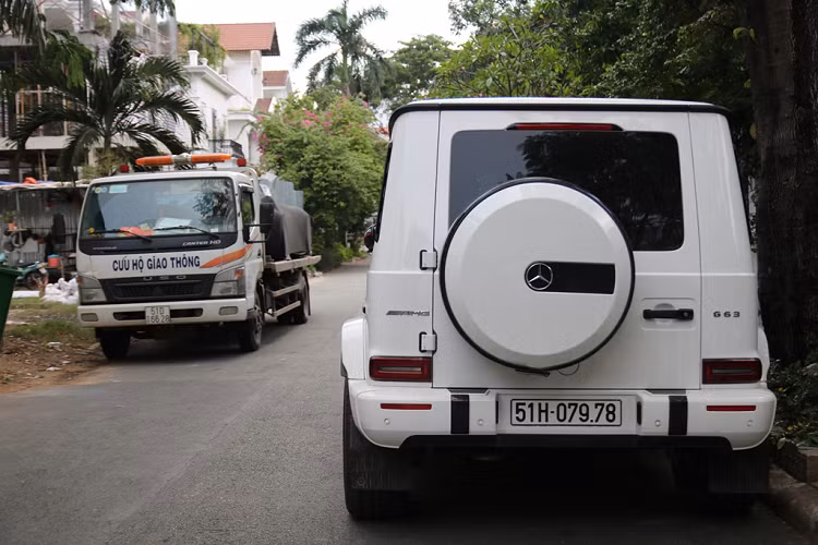 Mẫu xe hàng hiếm cuối cùng có thể tham gia lễ cưới là "ông hoàng off-road" Mercedes-AMG G 63 Edition 1. Đây là mẫu xe mới nhất góp mặt vào bộ sưu tập của đại gia ngành nhựa. Sau khi bán đi những siêu phẩm đình đám như Bugatti Veyron, Lamborghini Aventador SV và McLaren 650S, Minh Nhựa tậu SUV là chủ yếu. Ảnh: Thịnh BMW.