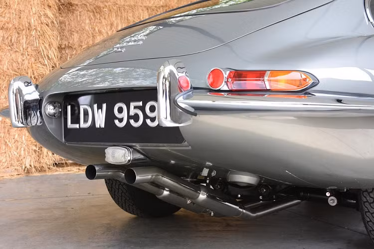 Cuối cùng, chiếc Jaguar E-Type 1964 được đưa trở lại hình dạng như ban đầu, thậm chí còn đẹp hơn cả lúc mới. Sau khi phục chế, công ty E-Type UK khẳng định chiếc giá xe Jaguar E-Type sẽ khoảng hơn 100.000 Bảng (khoảng 123.467 USD hay 2,9 tỷ đồng).