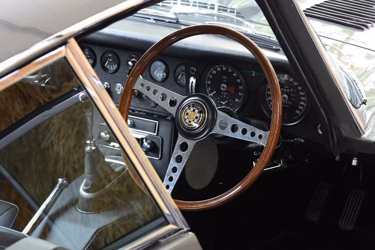 Chiếc Jaguar E-Type được sơn màu xám bạc. Bộ vành nan được phục chế như mới. Nội thất long lanh sau khi được làm mới, hệ thống ghế của chiếc xe cũng được làm mới lại hoàn toàn giống như nguyên bản.