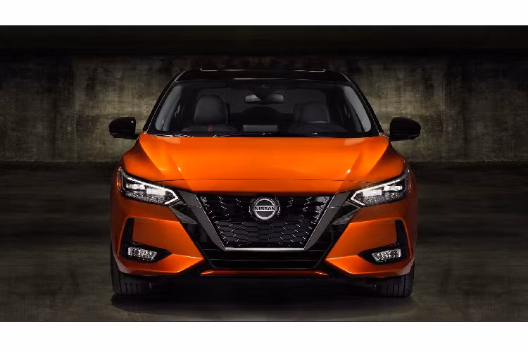 Nissan cung cấp cho Sentra 2020 động cơ 4 xy-lanh thẳng hàng (I4) dung tích 2.0 lít hút khí tự nhiên nhằm thay thế cho động cơ 1.8 lít cũ, động cơ mới cho công suất 149 mã lực và mô-men xoắn cực đại 197Nm. Sức mạnh được truyền xuống cầu trước (FWD) thông qua hộp số tự động biến thiên vô cấp X-tronic.