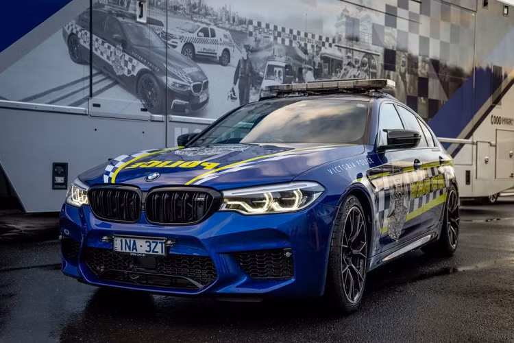 Giống với những chiếc BMW M5 Competition tiêu chuẩn khác, chiếc xe của cảnh sát bang Victoria vẫn sử dụng động cơ V8 tăng áp kép, dung tích 4.4 lít.
