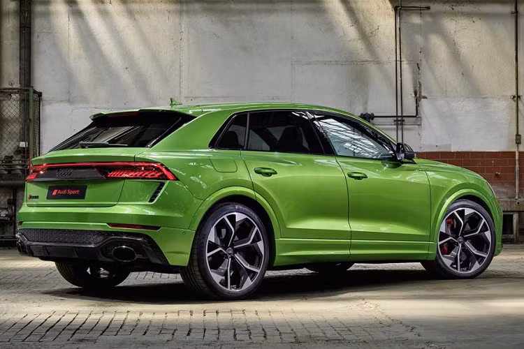 Để khiến RS Q8 trở thành chiếc SUV Audi mạnh nhất, hãng xe sang Đức đã trang bị cho nó động cơ V8 tăng áp kép, dung tích 4.0 lít đi cùng hệ thống điện mild-hybrid 48V. Sức mạnh mà động cơ này cung cấp cho xe lên đến 592 mã lực và mô-men xoắn cực đại 800 Nm.