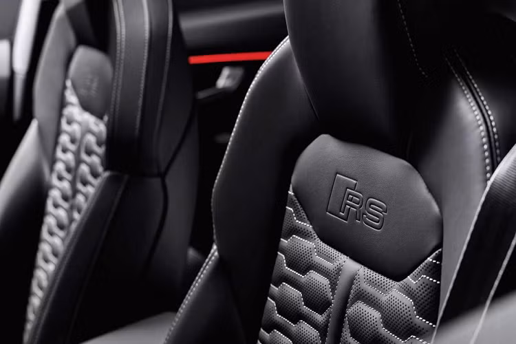 Audi RS Q8 được trang bị tiêu chuẩn bộ mâm kích thước 22 inch với thiết kế đặc biệt. Khách hàng cũng có thể tùy chọn mâm xe 23 inch với màu sơn được thửa riêng. Bên cạnh đó, đây cũng là chiếc Audi thương mại sử dụng bộ lốp to nhất với kích thước 295/40. Để kiềm hãm sức mạnh của chiếc SUV này, Audi Sport đã phải trang bị cho nó hệ thống phanh với đĩa gốm – carbon kích thước khủng, 440 mm ở bánh trước và 370 mm ở bánh sau.