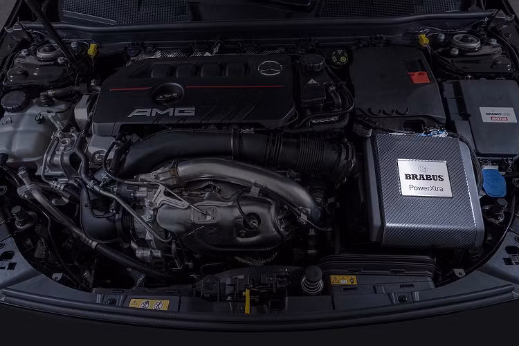 Tuy nhiên, đặc điểm mới nổi bật nhất dành cho "bé hạt tiêu" nhà Mercedes ở ngoại thất là bộ mâm Brabus Monoblock T 5 cánh thể thao với đường kính 19 inch cho cả 4 bánh, đi kèm lốp thể thao Pirelli P Zero 235/25ZR19.