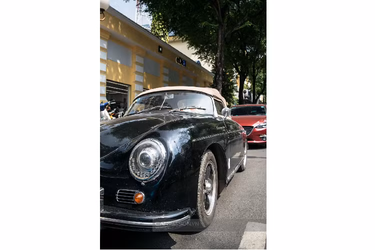 Chiếc Porsche 356 sở hữu một cấu trúc gầm hoàn toàn mới được thiết kế bởi nhân viên của Porsche Erwin Komenda. Ngoài ra, một số chi tiết như vỏ động cơ và một số bộ phận treo được dựa trên và ban đầu được phát triển cũng như chia sẻ với thương hiệu Volkswagen.