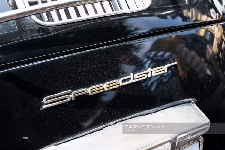 Với màu sơn ngoại thất màu đen bóng cùng với phần mui màu kem, chiếc 356A Speedster mang trên mình một vẻ khá sang trọng nhưng không kém phần thể thao so với những chiếc xe thể thao cùng thời. Chiếc 356A sở hữu kính chăn gió thấp hơn so với bản thường và có thể tháo rời khi tham gia tranh đấu trong những cuộc đua.