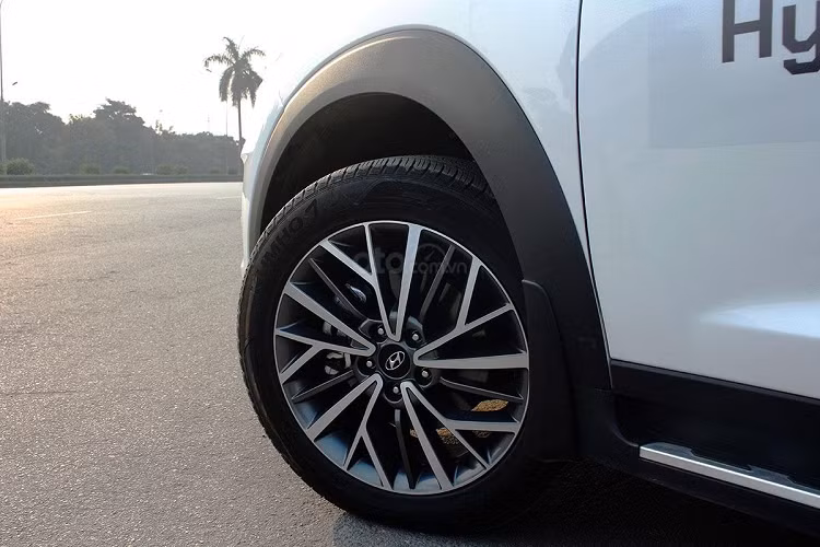Phần đuôi xe, Hyundai Tucson 2020 không thay đổi nhiều và vẫn còn đó vẻ ngoài không được hấp dẫn như các đối thủ. Theo đó, hệ thống đèn hậu xe Hyundai Tucson mới vẫn có thiết kế cũ nhưng đổi lại là công nghệ LED được áp dụng kết hợp cùng đèn xi-nhan. Đèn phản quang, 4 cảm biến/camera lùi, đèn phanh trên cao...là những chi tiết vẫn xuất hiện trên Hyundai Tucson 2020.