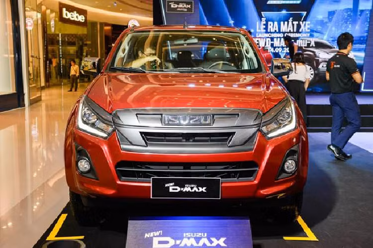 5. Isuzu Dmax: Ở phân khúc bán tải, Dmax cũng là chiếc xe giảm giá cao nhất hiện nay. Đại lý Isuzu Việt Hải đang giảm giá 130 triệu đồng cho bản số sàn và 160 triệu đồng cho bản cao cấp. Bản cao cấp của Dmax có giá 680 triệu đồng, một mức giá rất tốt nếu so với các đối thủ trong phân khúc vốn có giá bán hơn 800 triệu đồng.