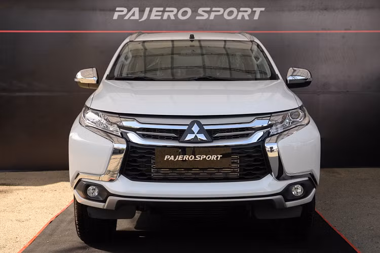 2. Mitsubishi Pajero Sport: Tương tự Toyota Fortuner, các ưu đãi, khuyến mại lớn nhất lại nằm ở các phiên bản cấp thấp dùng động cơ dầu của Mitsubishi Pajero Sport. Cụ thể, bản tiêu chuẩn số sàn được giảm gần 93 triệu đồng, phiên bản dùng hộp số tự động giảm 72 triệu đồng. Sang năm 2020, nhiều khả năng Pajero Sport sẽ được nâng cấp lên thiết kế mới như Triton và Xpander.