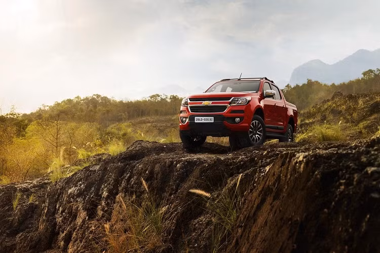 6. Chevrolet Colorado và Ford Ranger: Cả hai mẫu bán tải cùng có mức giảm lên tới 50 triệu đồng cho bản cao cấp. Ranger đang là mẫu xe có nhiều trang bị đáng giá như hộp số 10 cấp, động cơ 2.0 tăng áp kép. Trên thị trường, Ranger là chiếc xe bán chạy nhất phân khúc trong khi doanh số Colorado gần cuối bảng. 