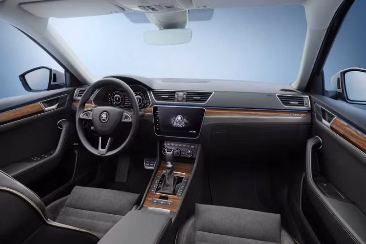  Ngoài ra, hãng xe ôtô Skoda còn bổ sung cho mẫu xe này một chế độ đi địa hình và phần bảo vệ gầm xe cho phần động cơ và sàn cốp rất có ích khi di chuyển trên những địa hình gập ghềnh.