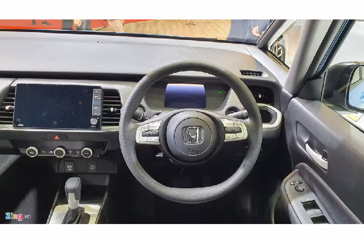 Bản cao cấp nhất của Jazz 2020 là Luxe, được trang bị ghế bọc da, nhiều chi tiết mạ chrome và mâm xe hợp kim 16 inch. Bản Crosstar thấp bậc hơn nhưng sở hữu kiểu dáng thể thao hơn với giá nóc kim loại cùng vật liệu chống thấm nước trong cabin. 