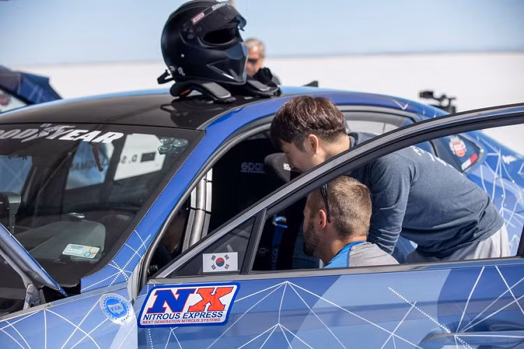 Cuối cùng, Sonata Hybrid cũng sở hữu các tính năng an toàn tương tự như trên Nexo Hybrid. Cả hai chiếc xe sẽ được trình diện công chúng tại Triển lãm Xe độ SEMA 2019 diễn ra vào tháng tới.