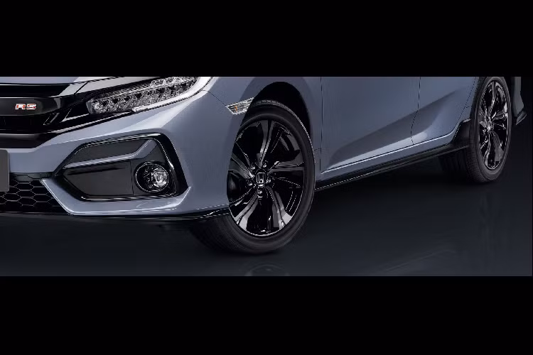 Đặc biệt, Civic RS hatchback mới đã có thêm màu Xám (Sonic Grey Pearl) hay còn được gọi là Xám xi măng tại Việt Nam, đây là màu sơn mới mang tính thời thượng để cạnh tranh trực tiếp với Mazda3 hatchback thế hệ mới có lựa chọn màu sơn này.