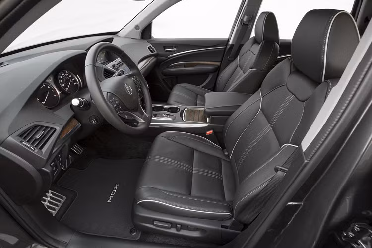 Acura MDX Sport Hybrid 2020 có nhiều chi tiết trang trí bằng gỗ ôliu màu tro (Desert Olive Ash), ghế và ốp cửa khâu chỉ tương phản, khu trung tâm ốp gỗ (gói Advance).