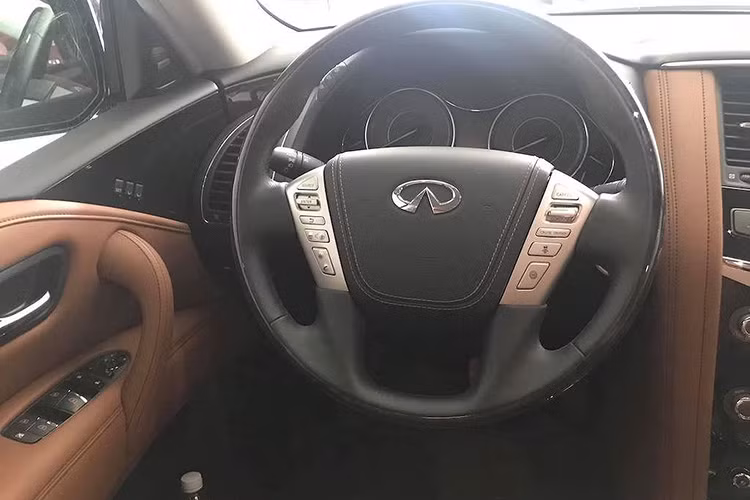 Bên cạnh đó, QX80 được trang bị khá nhiều option tiện nghi như ghế lái và ghế hành khách trước đều chỉnh điện. Ghế lái tự động thụt về sau mỗi khi tắt máy để người điều khiển dễ dàng bước ra bước vào, hệ thống giải trí thông qua màn hình cảm ứng kích thước lớn và bộ phát wifi di động, hệ thống âm thanh Bose 15 loa quanh xe... Nhìn chung hơi hướng thiết kế của QX80 vẫn mang phong cách chung của các mẫu xe tới từ Nhật Bản.
