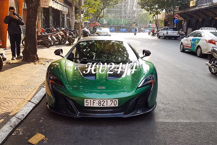 Chiều ngày chủ nhật cuối cùng của năm 2019, trên đường phố Sài thành lại tấp nập các siêu xe di chuyển, đáng chú ý, tại con đường Ngô Đức Kế, quận 1, Tp.HCM có một chiếc siêu xe McLaren 650S Spider màu xanh lá cây rất lạ đỗ tại đây.