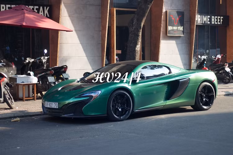 Nói về màu sơn lột trên chiếc siêu xe mui trần McLaren 650S Spider của chồng Diệp Lâm Anh, đây là phương pháp sơn đổi màu trực tiếp, cho ra màu sắc bóng và đẹp như cách pha màu sơn bình thường. Tuy nhiên, chủ nhân có thể dễ dàng lột bỏ màu sơn này giống như cách chơi xe dán đề-can.