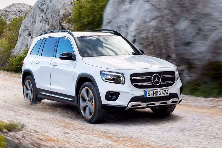 Khác với GLC chỉ có 05 chỗ ngồi, GLB có 2 phiên bản là 5 chỗ và 7 chỗ. Hàng ghế thứ 3 của GLB phù hợp với 2 hành khách có chiều cao dưới 1,68 m, nhưng có lẽ phù hợp nhất vẫn là để chở trẻ nhỏ. Bên cạnh đó, hàng ghế thứ 3 vẫn rất tiện nghi với chỗ để ly đặt giữa 2 ghế và cổng sạc USB.