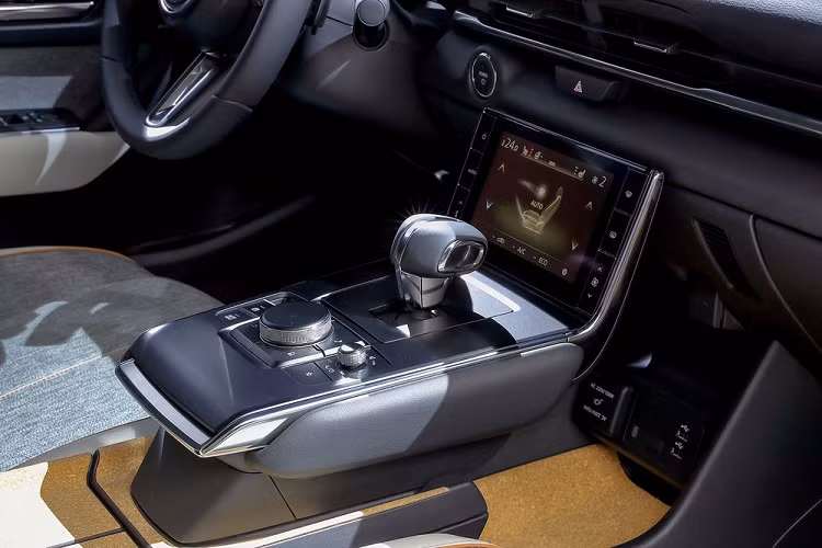 Vì mô-tơ điện nhỏ gọn nên phần nắp capô của Mazda MX-30 2020 khá dài và thấp, góp phần tạo ra ngoại hình giống xe coupe. Điều này cũng được thể hiện qua phần nóc dốc về phía sau. Bên sườn của Mazda MX-30 2020 xuất hiện bộ vành hợp kim có đường kính 18 inch.
