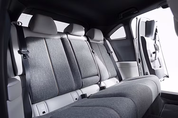 Bên trong, Mazda MX-30 2020 được trang bị cụm điều khiển trung tâm có thiết kế độc đáo, trông như nằm lơ lửng, có lẽ là do vị trí đặt của cụm pin bên dưới. Cụm điều khiển trung tâm này đi kèm núm xoay chỉnh các tính năng của hệ thống thông tin giải trí Mazda Connect và cần số có thiết kế bầu bĩnh.