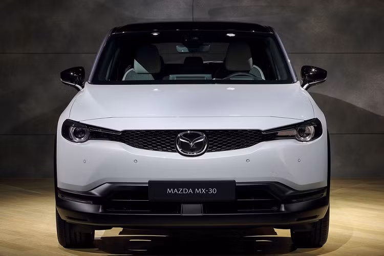 Những trang bị đáng chú ý khác của Mazda MX-30 2020 bao gồm màn hình trung tâm nằm độc lập trên mặt táp-lô, vô lăng 3 chấu giống các mẫu xe Mazda khác và bảng đồng hồ kỹ thuật số hiện đại. Theo kế hoạch, xe sẽ chính thức được bày bán tại thị trường Anh vào năm 2021, giá xe Mazda MX-30 2020 tạm tính khoảng dưới 30.000 Bảng (khoảng 894 triệu đồng), đã bao gồm ưu đãi dành cho xe điện.